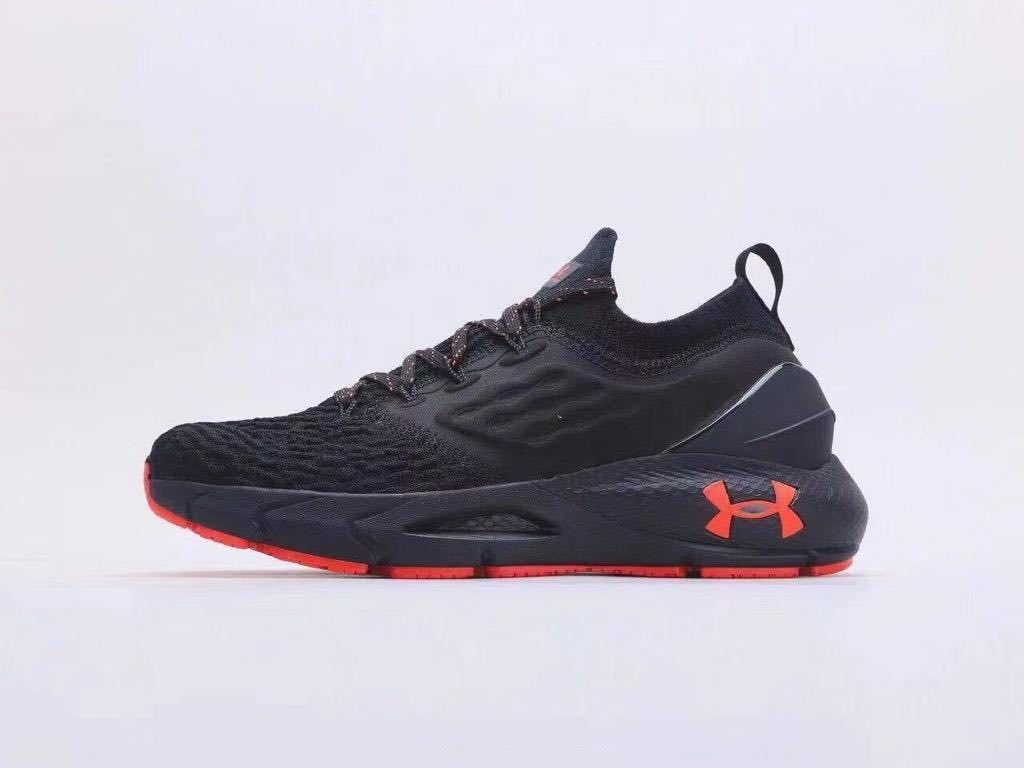 Tennis-UNDER-ARMOUR-noire-1.jpg